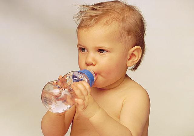 宝宝不爱喝水,父母应该怎样做?