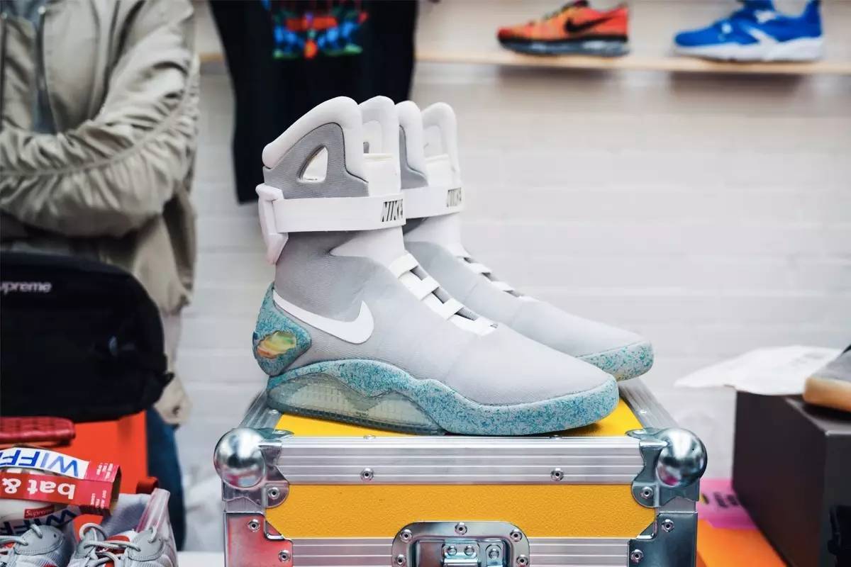 nike air mag (2011 release) 10,000 (approx. $12,2300 usd)