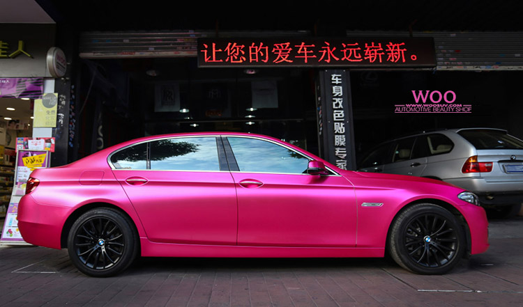 侧身还是很美——粉色系的主题,车轮喷上黑色,是为了显示车身的
