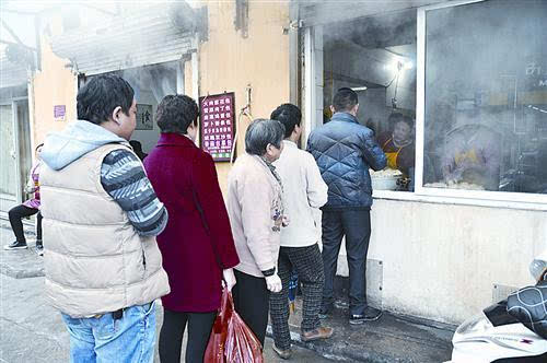 自觉排队买包子的市民.图片来源:天中晚报