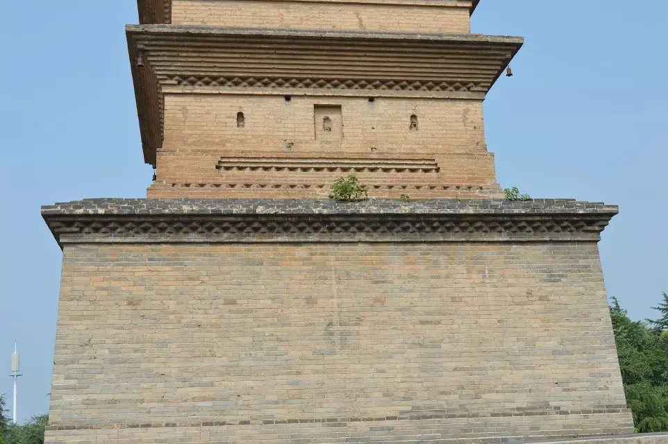 它是陕州古城宝轮寺的寺塔寺已早毁唯塔独存