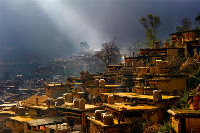 者嘎村传统建筑土掌房占村庄建筑总面积95%左右,属于保存较好的傣族村