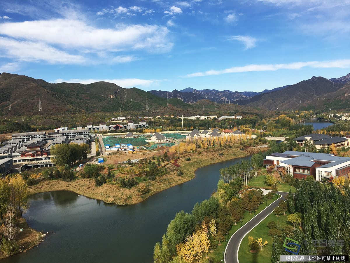 10月28日,雨过天晴后,北京怀柔雁栖湖现蓝天白云.