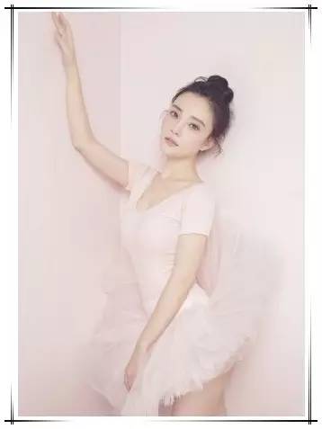 辣妈李小璐一直热衷与跳舞,美拍上有很多她跳舞的视频,除了自己跳