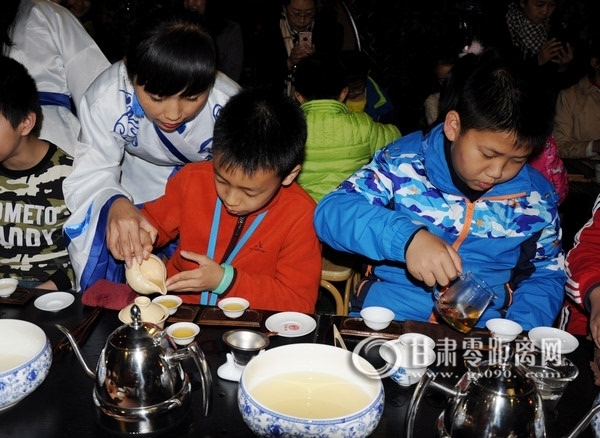 学习茶道礼仪 感受茶文化魅力 少儿亲子茶艺课在兰州芳沁茶书院开讲