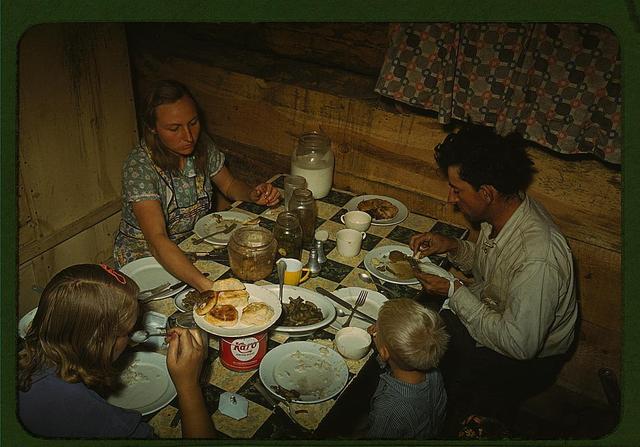 1940年,新墨西哥州,一家人在吃饭,几乎"光盘".