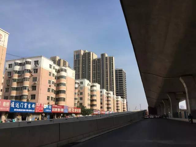 农业路南阳路口西侧的高架桥预留口,施工顺利的话,到春节前,市民就