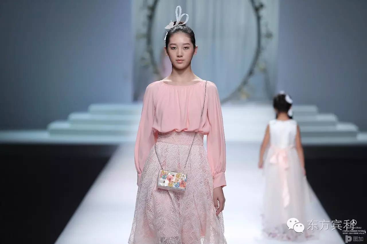刘文婧以及国际小超模谢努尔等可爱小童模一同展现了《国色·女王》