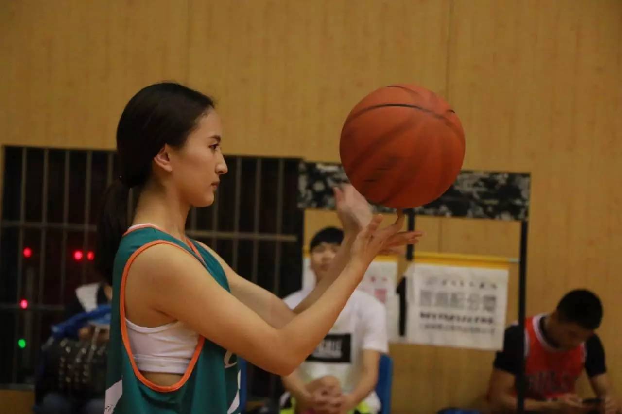 ball girl 花球姜冕"不务正业"的传媒女主播 篮球永远是她的男朋友