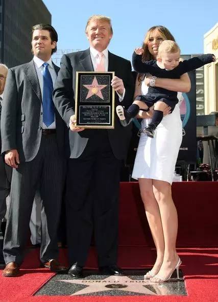 2007年,特朗普因其在电视方面的贡献于2007年被授予此星星.