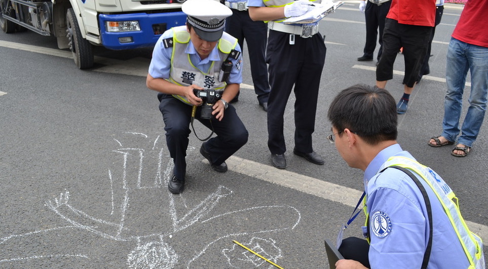 等待医疗,交警到达现场,进行救助和事故处理.