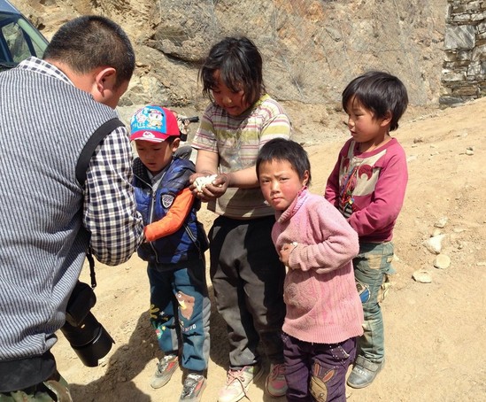 在西藏旅游,遇到小孩围着要钱,应该怎么办?