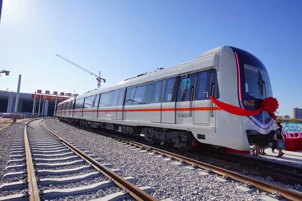 车辆采用地铁b型车6辆编组,列车总长约118.7米,宽2.