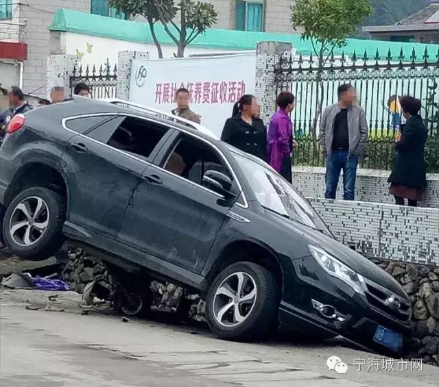 s214甬临线宁海西店方向的高速路上 也发生一起交通事故 一辆轿车"