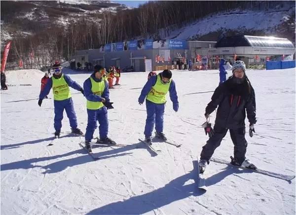 在这里小编为您整理了石家庄周边的滑雪场,让您在接下来玩的愉快,玩的