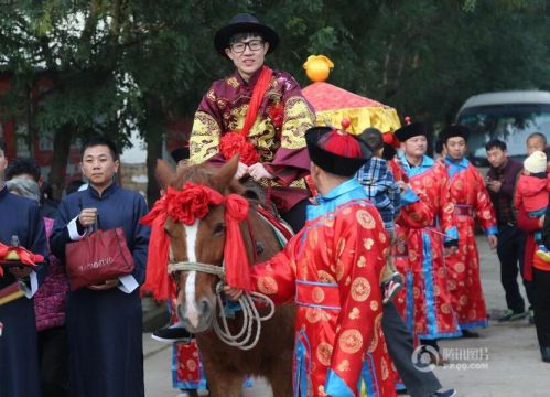 【国内】山东新郎骑马八抬大轿迎新娘 传统婚礼引围观