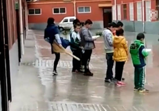 小学生未完成作业 雨中排队被女老师踹屁股