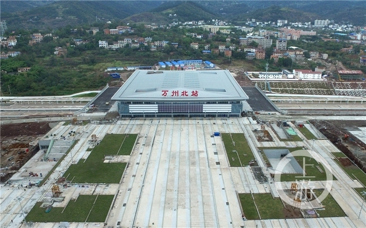 图为空中鸟瞰大气恢弘的渝万高铁万州北站.