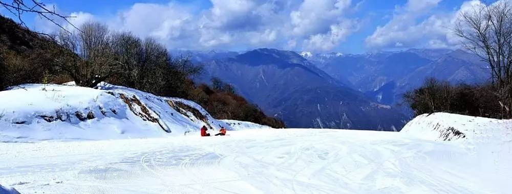 冰雪期间,游客可在瓦屋山滑雪,玩雪,尽享冬天大自然给予的乐趣.