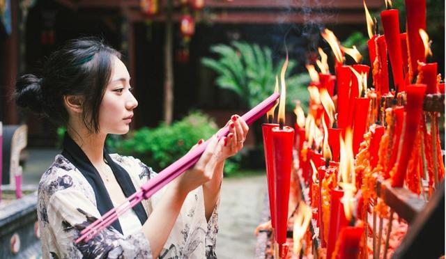 女子寺庙烧香的讲究和运势有关你知道吗