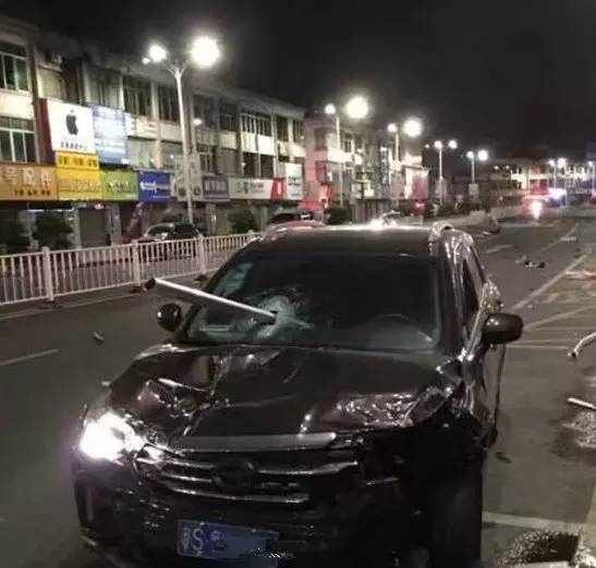 常平深夜发生惊悚车祸,2米长栏杆直穿挡风玻璃插入小车!