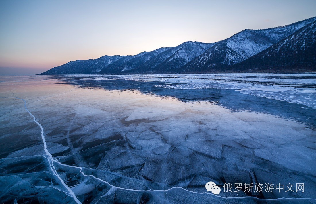 冰裂交错的湖面,趴在冰面上或许会窥探到深不可测的湖底秘密哦