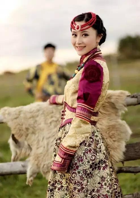 蒙族婚纱照_蒙族舞蹈图片(3)