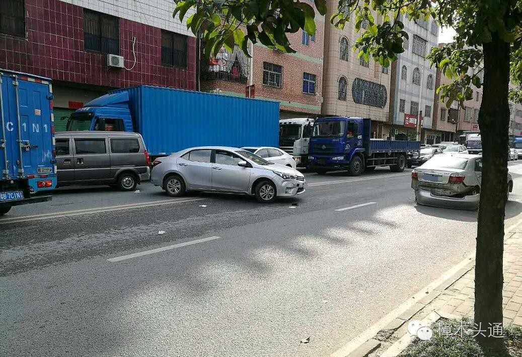 观音山路段大堵车,发生一起车祸之后导致交通瘫痪