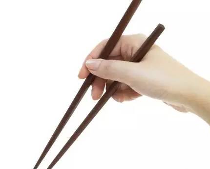 日本人发明的新式筷子,韩国人拿来炫耀,却被中