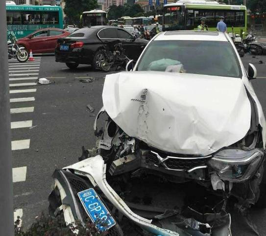 街路口发生一起重大交通事故,一辆珠海牌号丰田车,一辆中山牌号宝马车