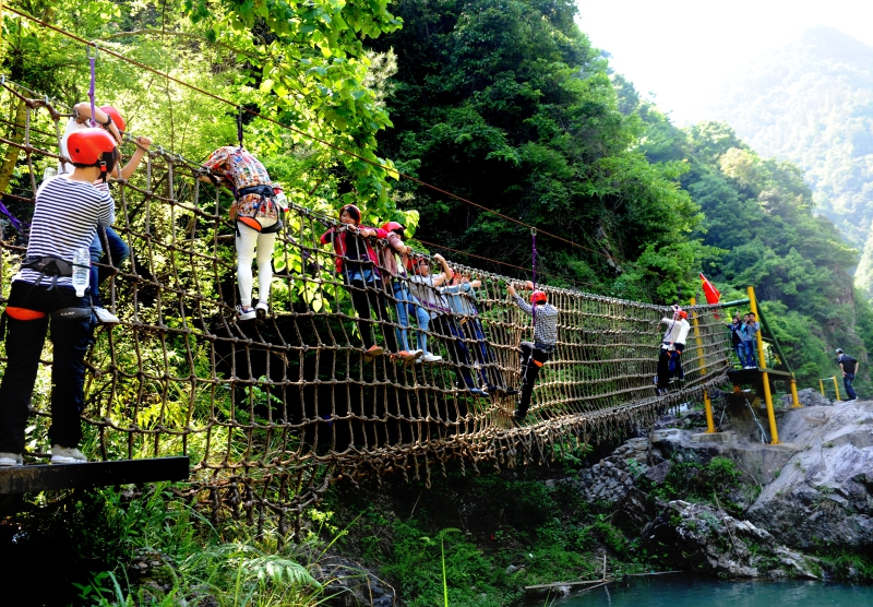 8度,非常适宜避暑度假休闲. 峡谷景廊景区峡长4.