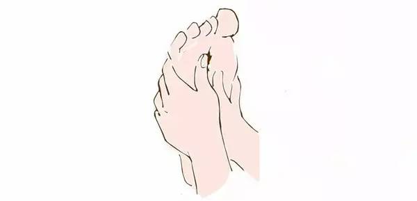 4,一手握脚,另一手食指和中指弯曲夹住需要按摩的部位.