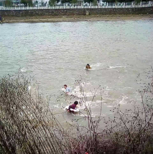 近日,26岁金寨小伙奋不顾身两次跳水救人,却因疲惫不堪昏迷.