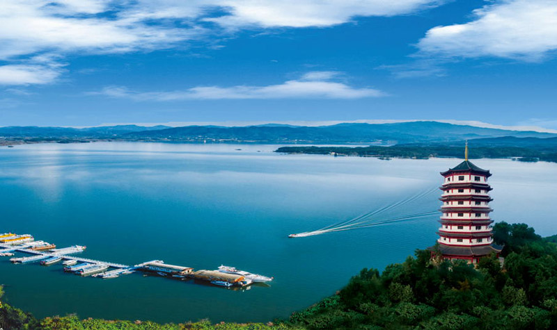 万佛湖风景区是以万佛湖为中心的湖泊型观光风景区.