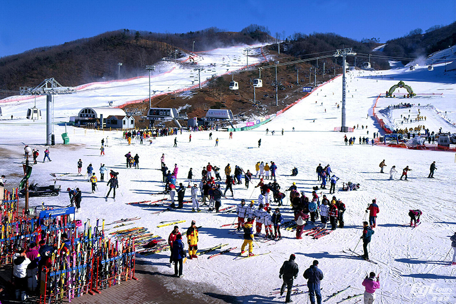 龙平滑雪场:2018年平昌冬季奥运会主要举办地,拥有28条滑雪道和14架