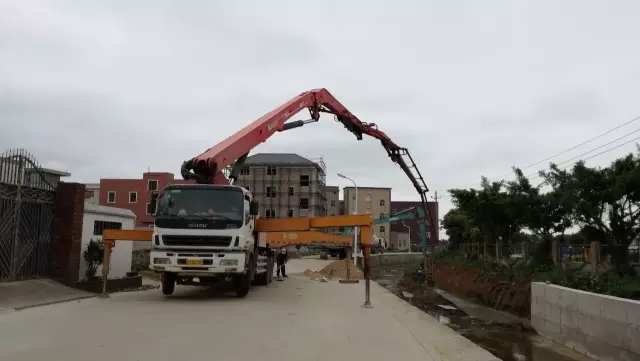 "10月的最后一个周末,沙埔镇赤礁 村 书记 陈继煌 正忙着组织工人干活