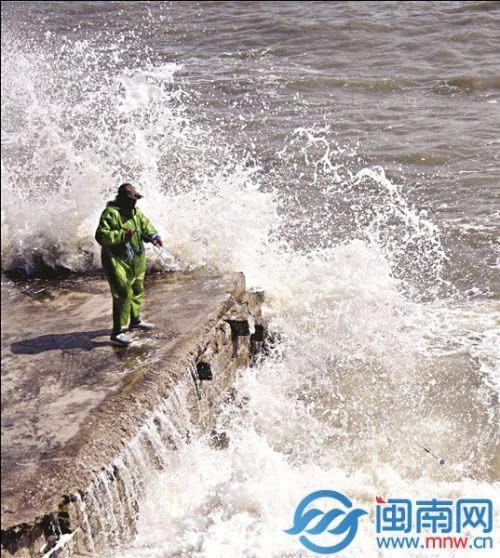 浪高达七八米 渔民风浪中捕鱼 昨天,泉州沿海风力很大,沿海东北风阵风