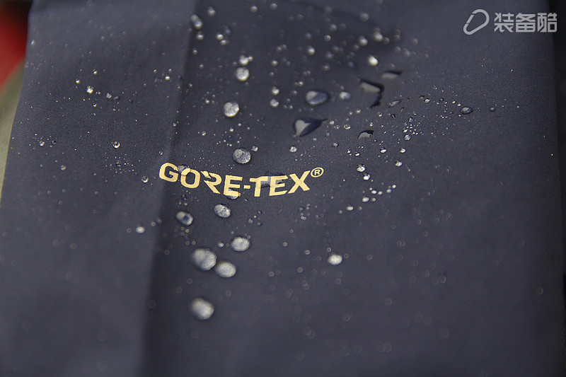 使用户外界公认最好的冲锋衣面料gore-tex03,外出下雨得益于冲锋衣