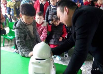 县直幼儿园让机器人走进课堂,激发幼儿探索科