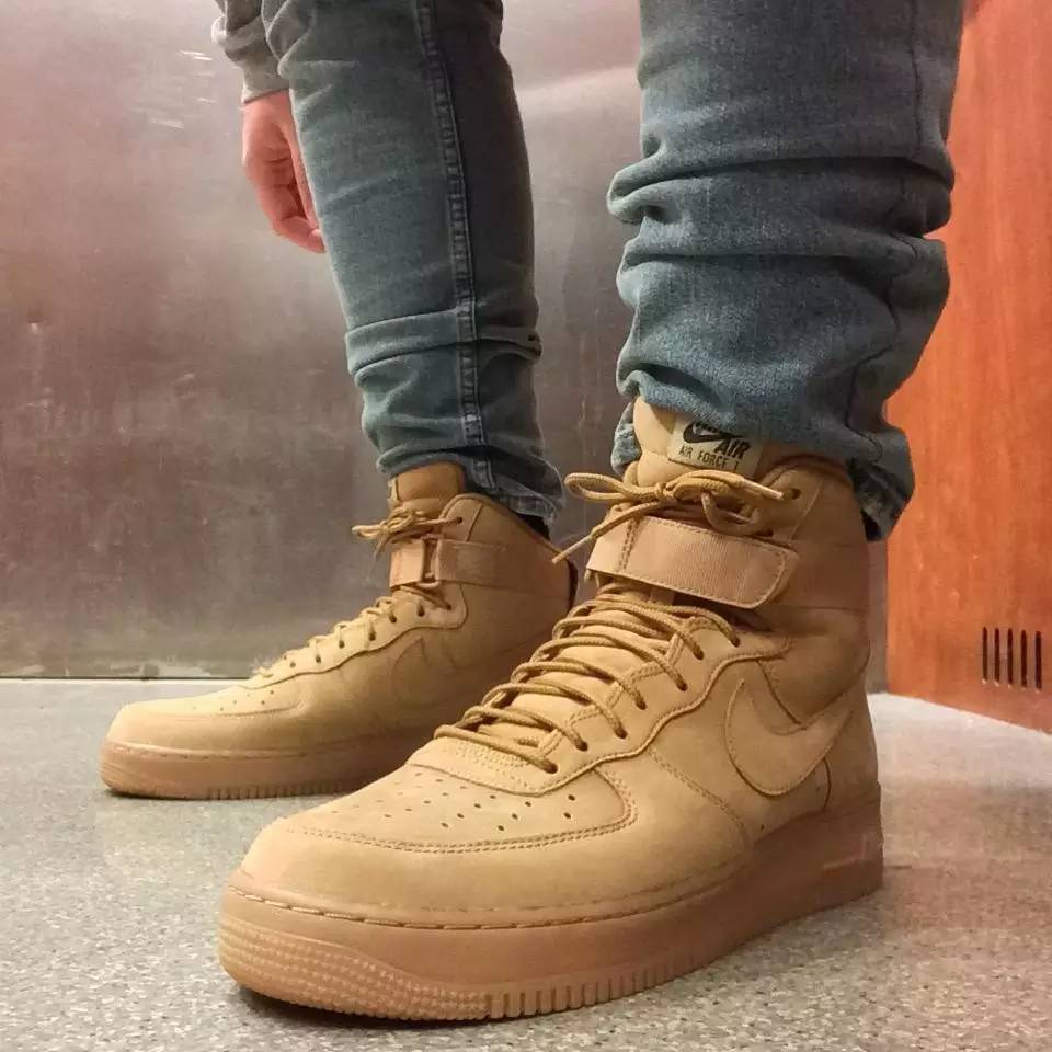 af1 怎么搭裤子_女生尿裤子