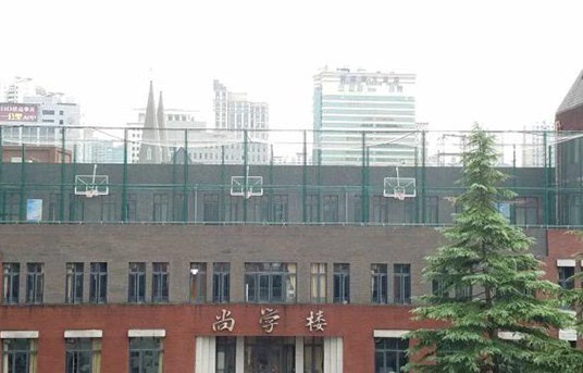 上海中学屋顶建篮球场,丰富学生课余生活(图)
