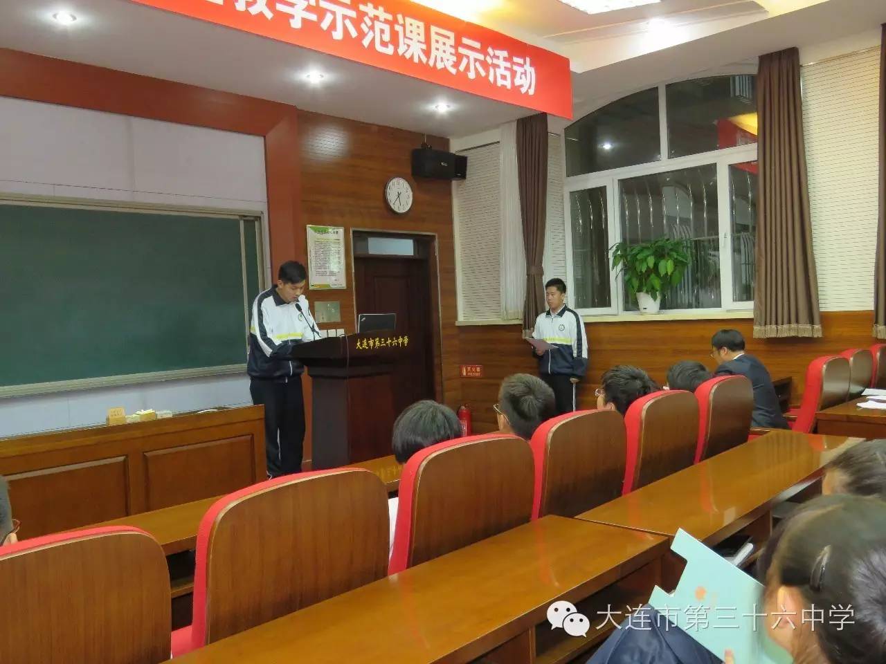 学习部部长王茂旭主持会议 接着优秀毕业生代表清华大学在读研究生路