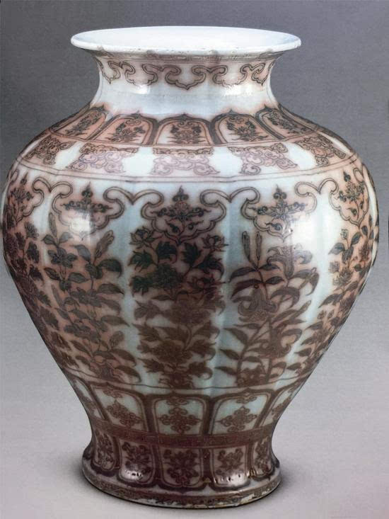 釉里红花卉纹石榴尊,明洪武时期(1368-1398年),上海博物馆藏