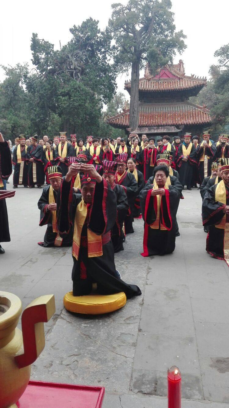 主祭官向圣人三拜.