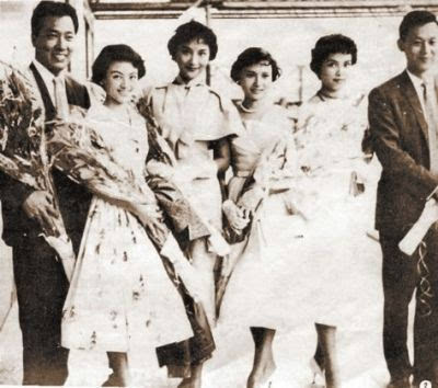 1954年,夏梦与商人林葆诚结婚,并相伴终生.金庸和夏梦在研究剧本.