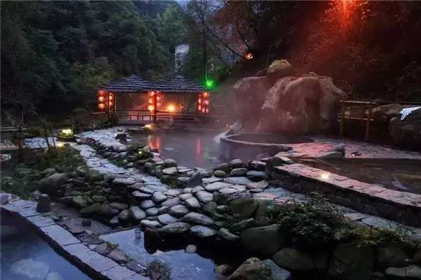 南丹温泉位于县城南面12公里出处,以"源于自然的休闲空间"为理念.