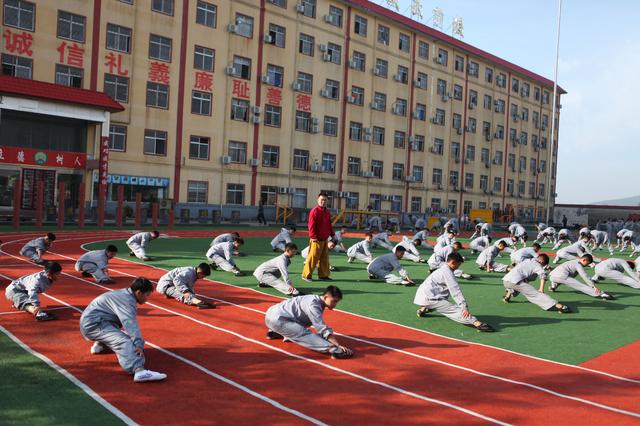 这是位于河南省登封市的少林寺武僧文武教育集团的操场一角,教练在和