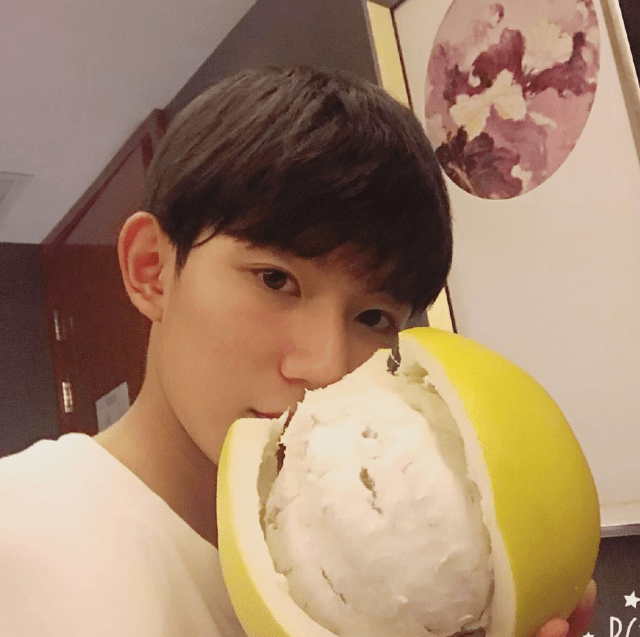 tfboys王源与助理互动晒照意外撞脸王宝强