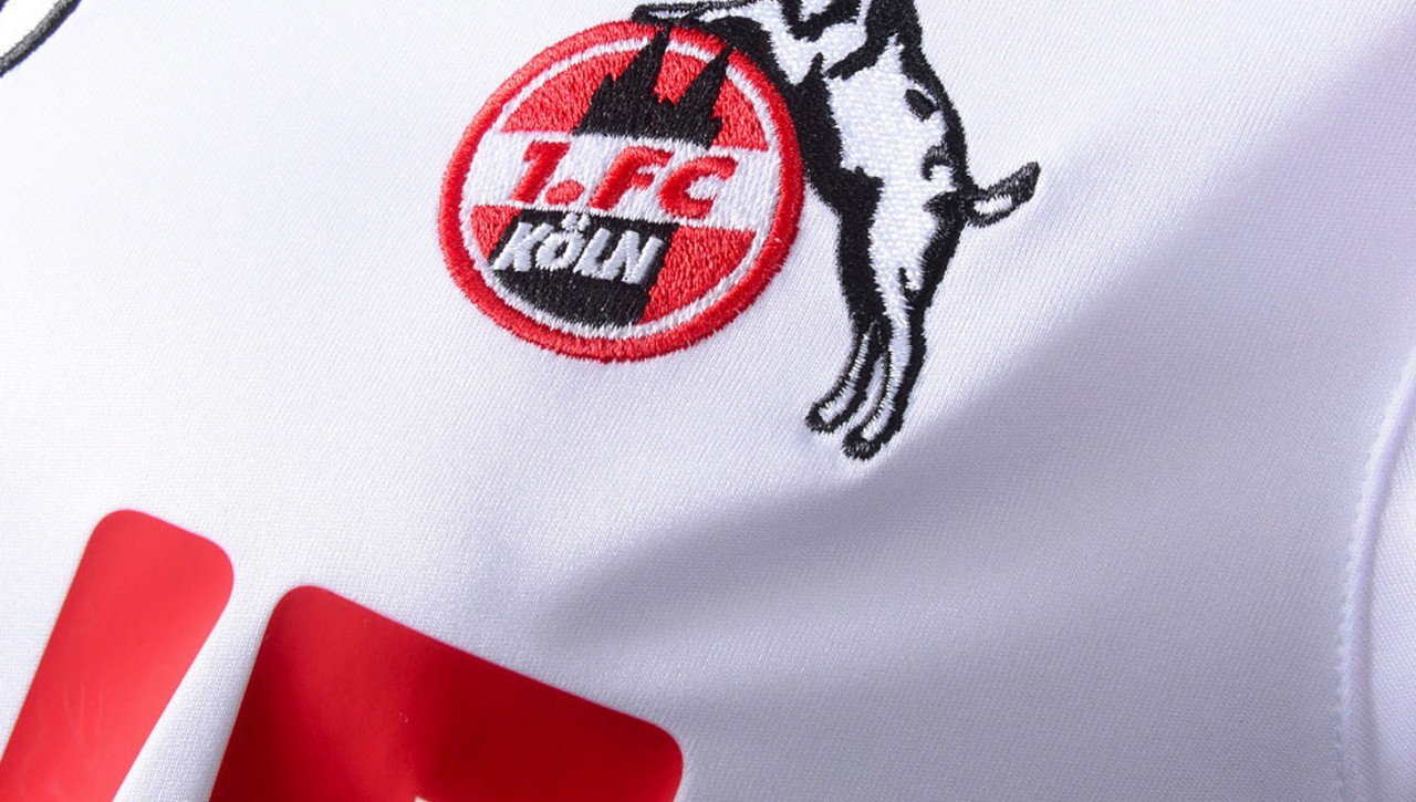 球队队徽是科隆市吉祥物山羊守卫着有科隆大教堂剪影的圆形徽章.