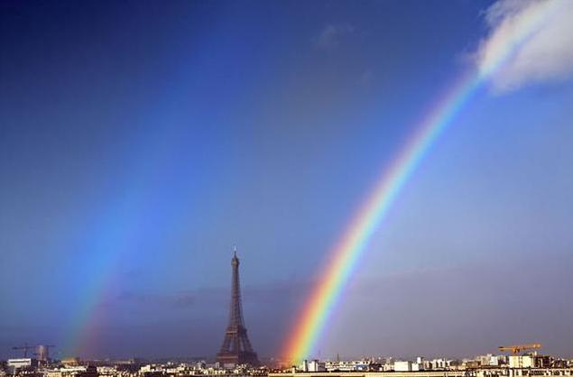 双彩虹照耀法国首都巴黎艾菲尔铁塔